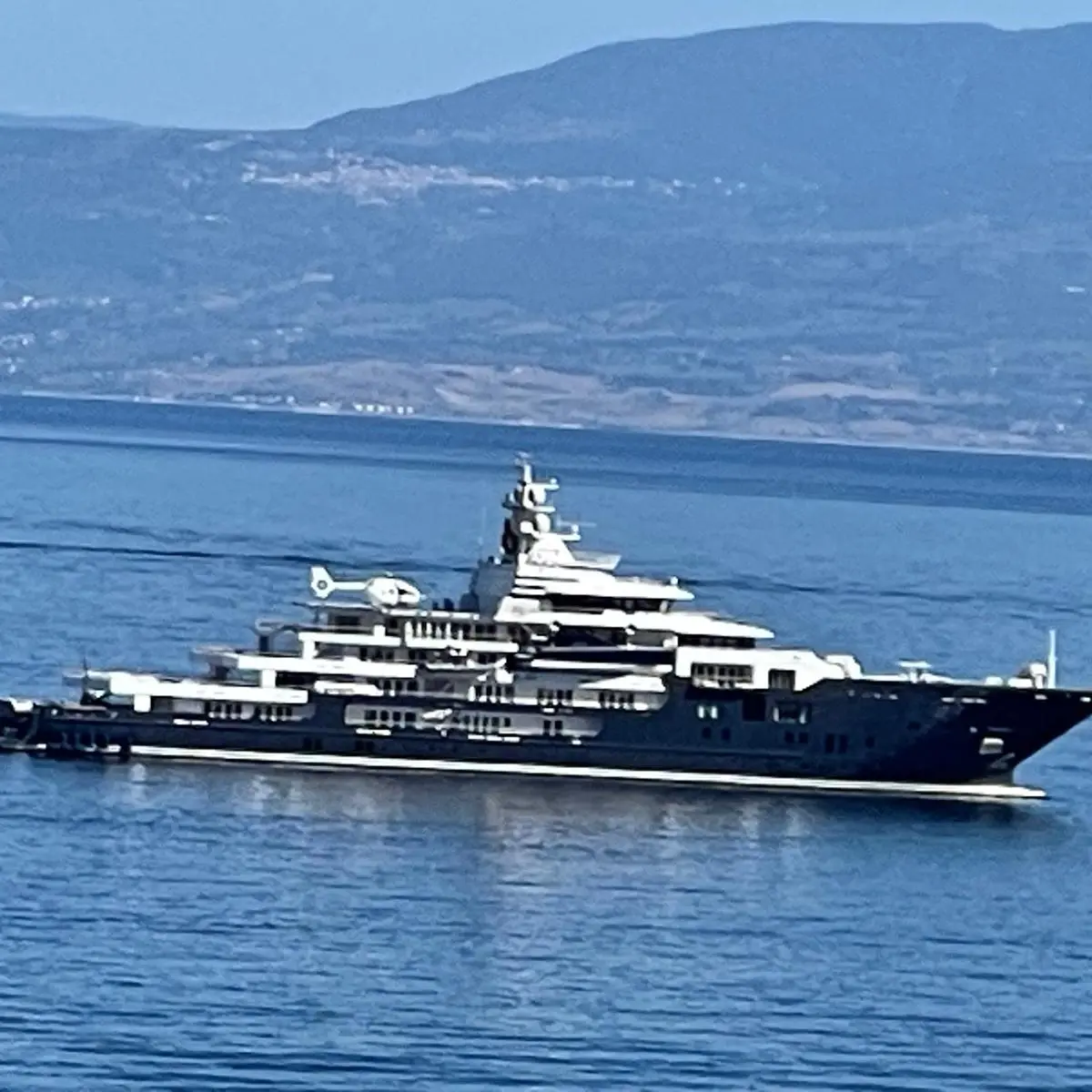 <p>Il megayacht “Multiverse” da 116 metri e 250 milioni fa tappa in Calabria: è stato avvistato tra Pizzo e Vibo Marina</p>