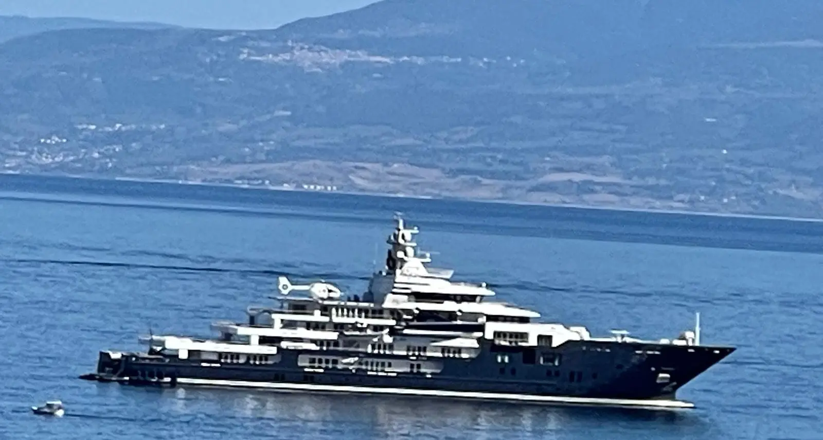 “Multiverse” fa tappa nel Vibonese: il megayacht da 116 metri e 250 milioni avvistato tra Pizzo e Vibo Marina\n