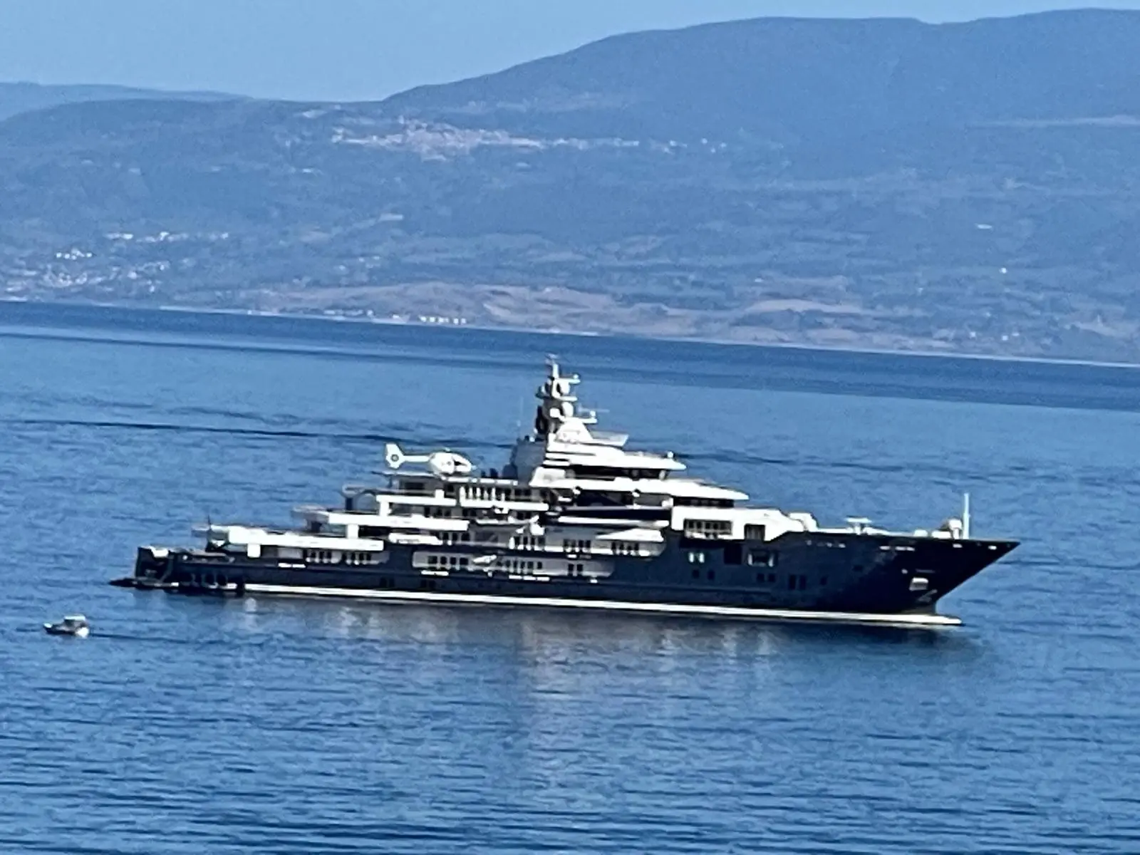 “Multiverse” fa tappa nel Vibonese: il megayacht da 116 metri e 250 milioni avvistato tra Pizzo e Vibo Marina\n