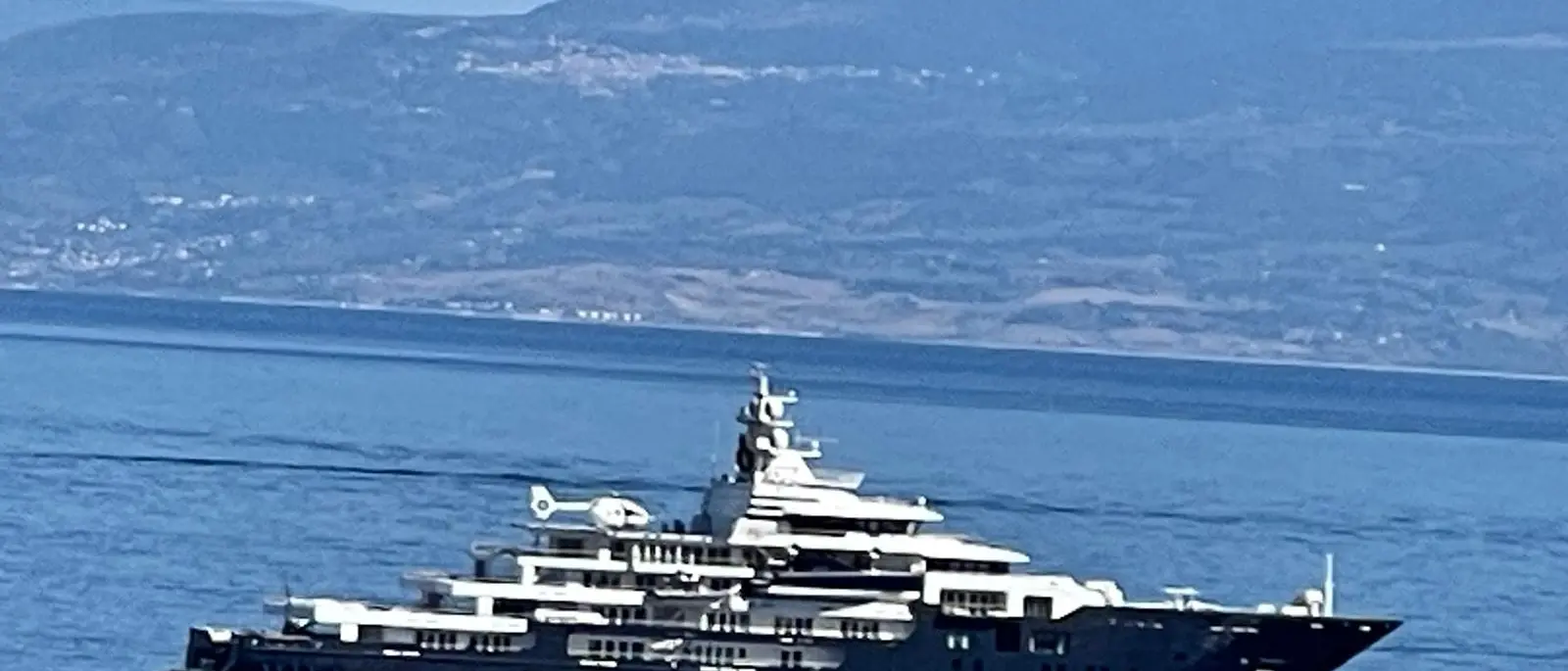 “Multiverse” fa tappa nel Vibonese: il megayacht da 116 metri e 250 milioni avvistato tra Pizzo e Vibo Marina\n
