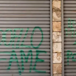 Abusi su una 13enne nel mini-market, il Riesame dispone il carcere per il 42enne\n