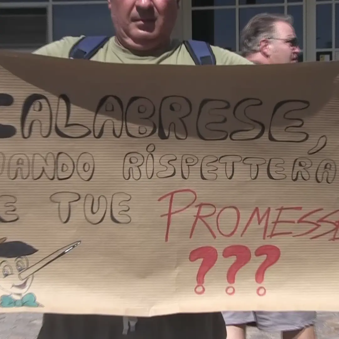 <p>«Vogliamo la stabilizzazione per tutti»: i tirocinanti tornano alla carica e minacciano di bloccare Lamezia</p>