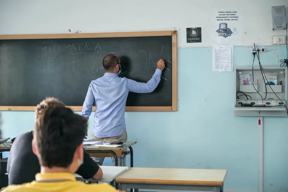 Rende, primo giorno senza la 2ª A: famiglie in protesta per il cambio del docente di Matematica\n