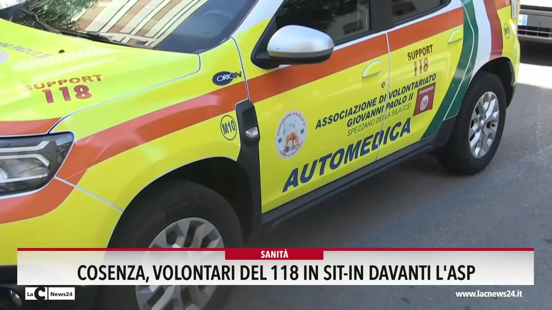 Cosenza, volontari del 118 in st-in davanti l'ASP