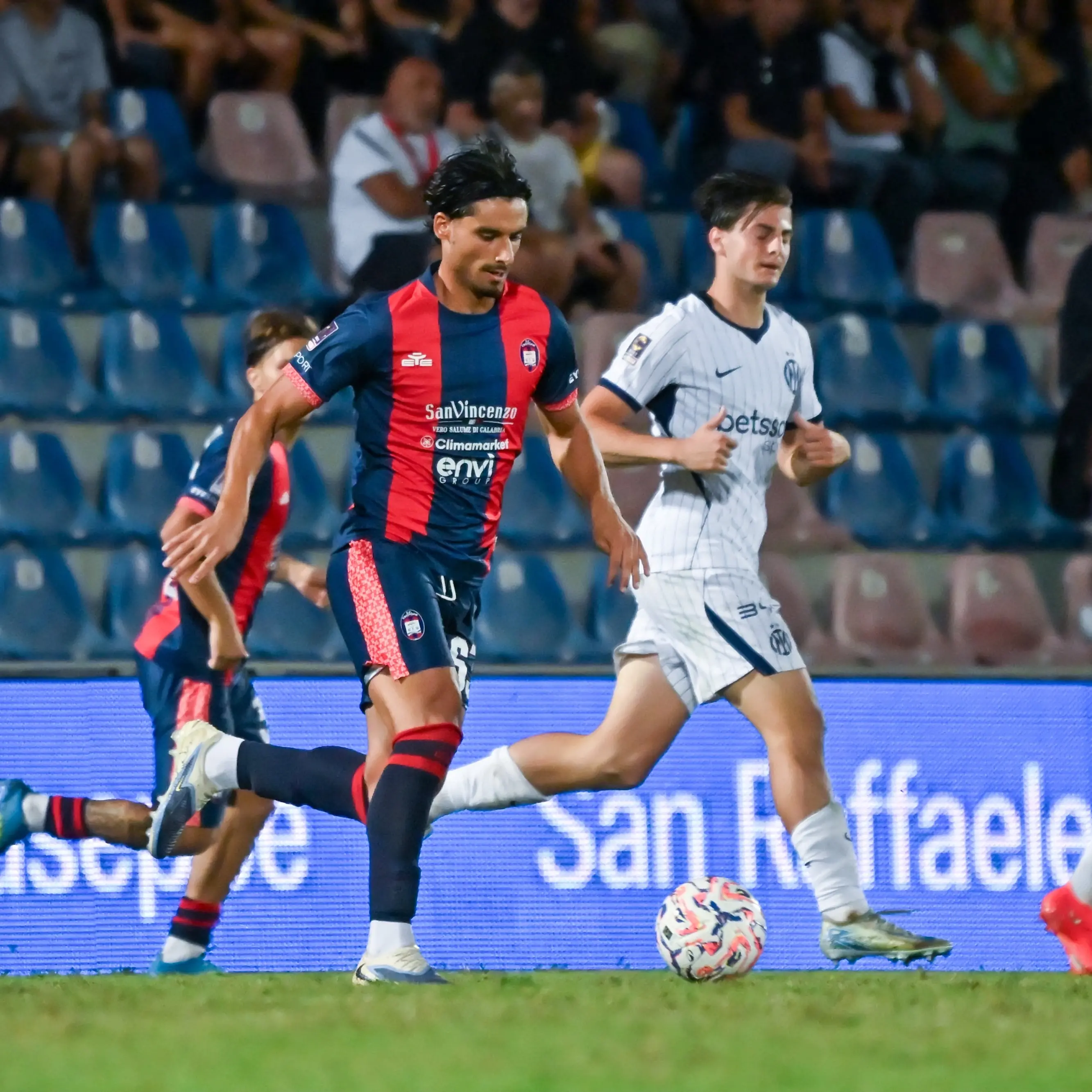 <p>Un altro passo falso per il Crotone: l’Inter U23 vince 2-0 allo Scida</p>