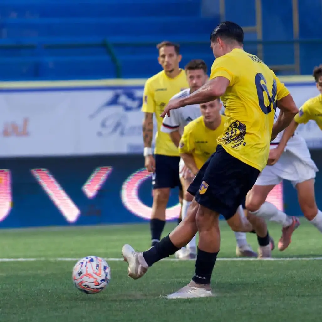 Il Cosenza cade a picco: il Giugliano, in 10, gli rifila 5 gol\n