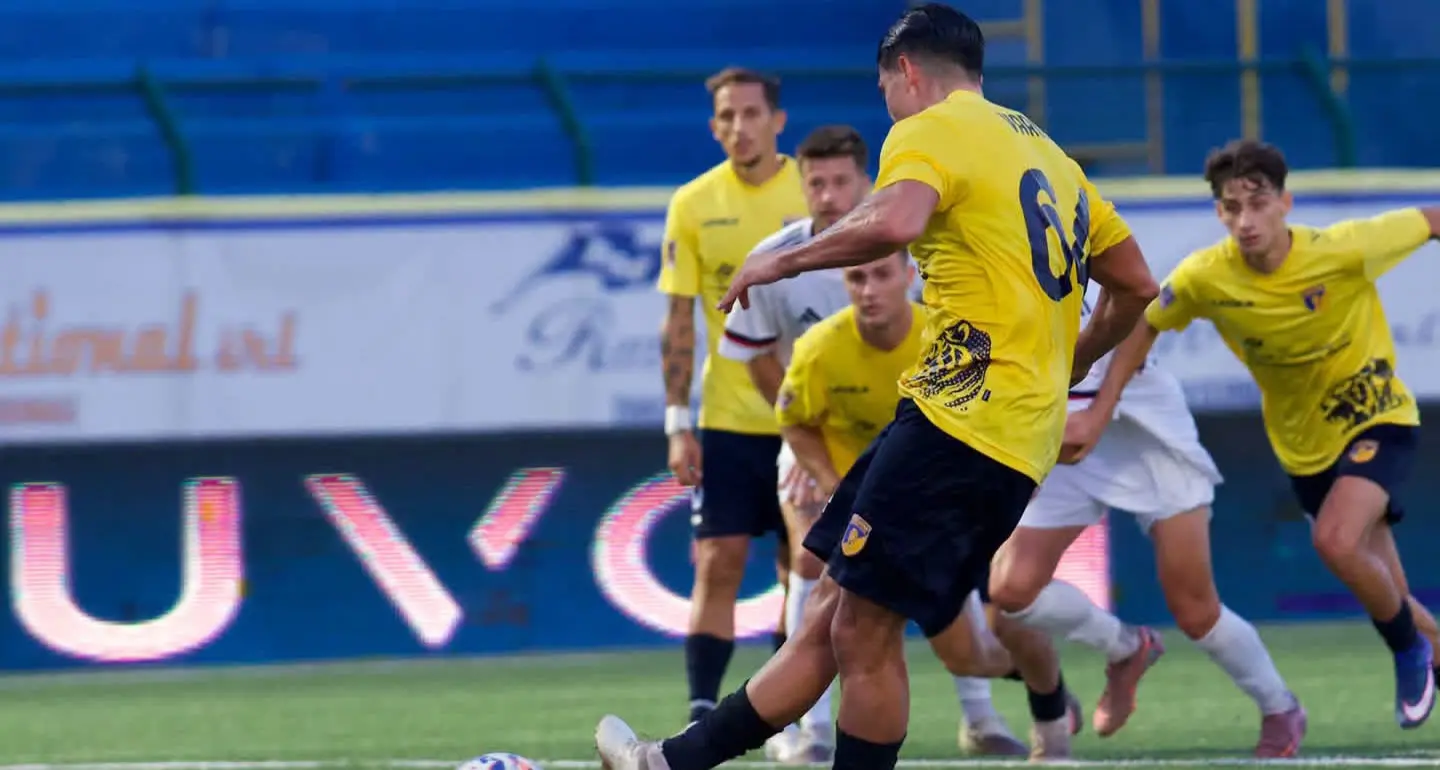 <p>Per il Cosenza serata da incubo: Il Giugliano rifila 5 gol ai lupi anche se gioca in 10</p>