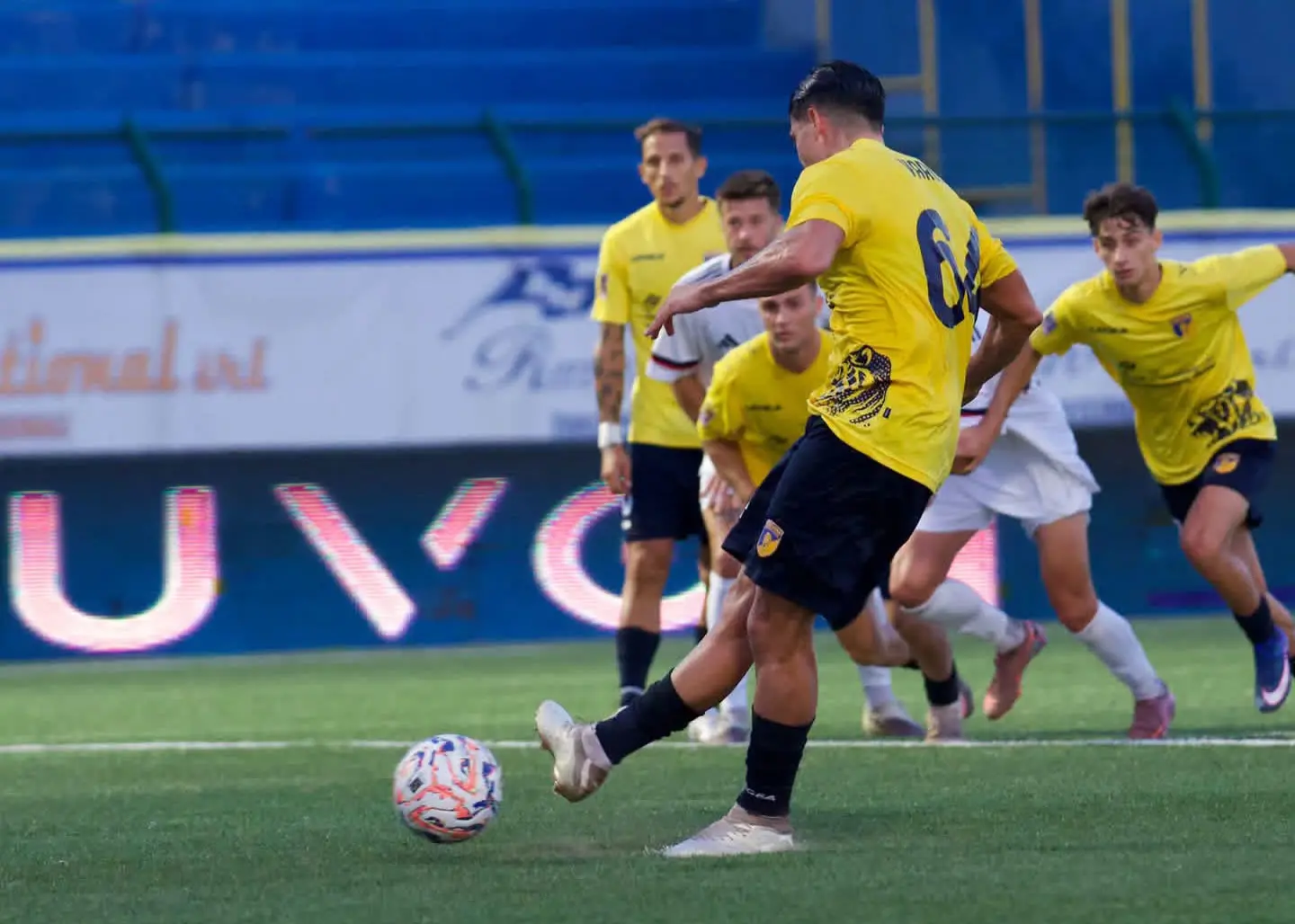 Il Cosenza cade a picco: il Giugliano, in 10, gli rifila 5 gol\n