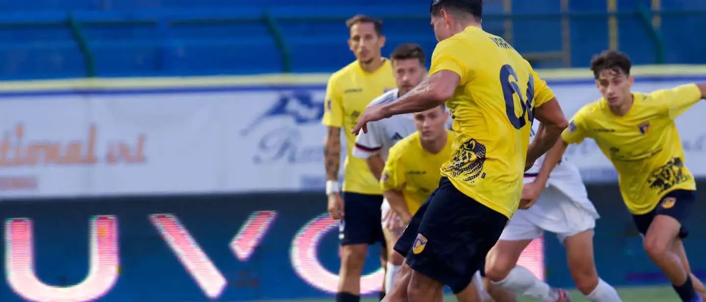 Il Cosenza cade a picco: il Giugliano, in 10, gli rifila 5 gol\n