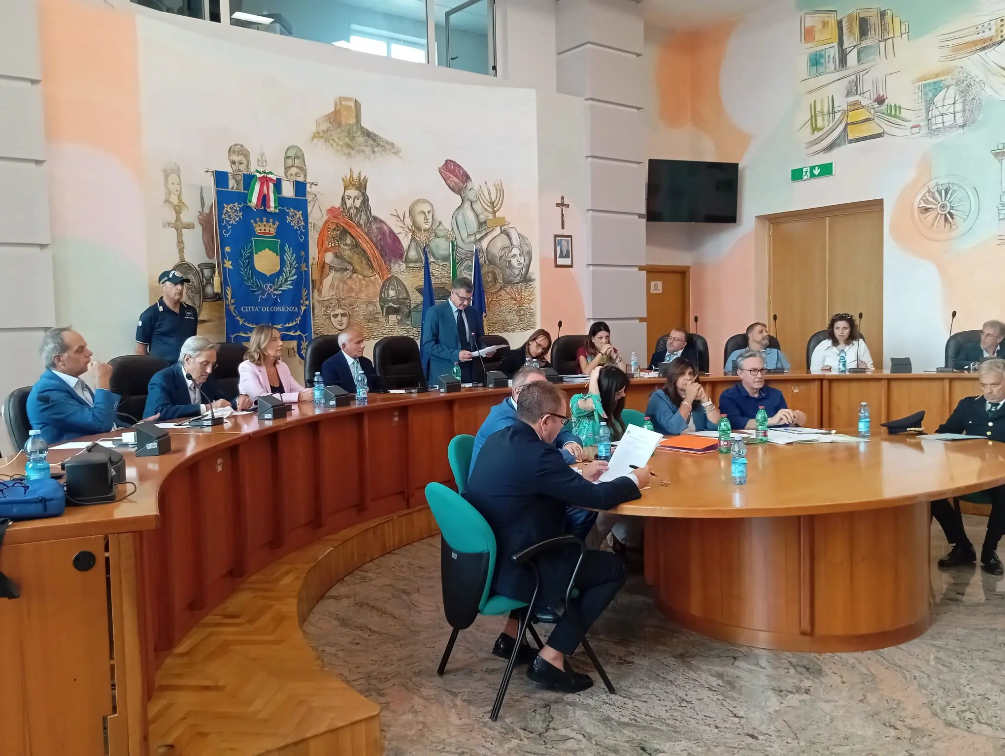 Cosenza, il Consiglio approva quote Sorical e modifica la Tari: sbloccata anche la bretella\n