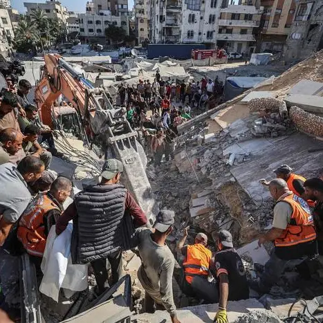 Gaza, crolla un palazzo che ospitava sfollati: almeno 11 morti. La Protezione Civile: «Ci sono bambini sotto le macerie»\n