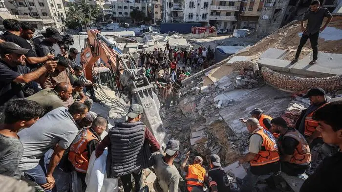 <p>Una delle immagini più potenti del crollo a Gaza City (Ansa)</p>\\n , AFP