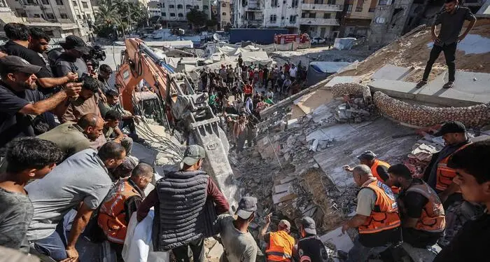 Gaza, crolla un palazzo che ospitava sfollati: almeno 11 morti. La Protezione Civile: «Ci sono bambini sotto le macerie»\n
