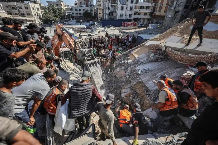 Gaza, crolla un palazzo che ospitava sfollati: almeno 11 morti. La Protezione Civile: «Ci sono bambini sotto le macerie»\n