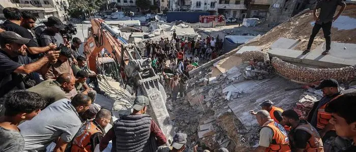 Gaza, crolla un palazzo che ospitava sfollati: almeno 11 morti. La Protezione Civile: «Ci sono bambini sotto le macerie»\n