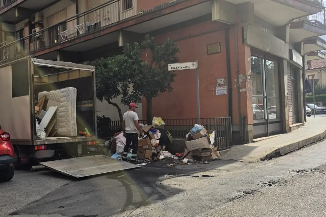 <p>Vibo, discarica abusiva in pieno centro: individuato il responsabile, ora rischia una <span style=\"color:hsl(0,75%,60%);\">multa fino a 18mila euro</span></p>