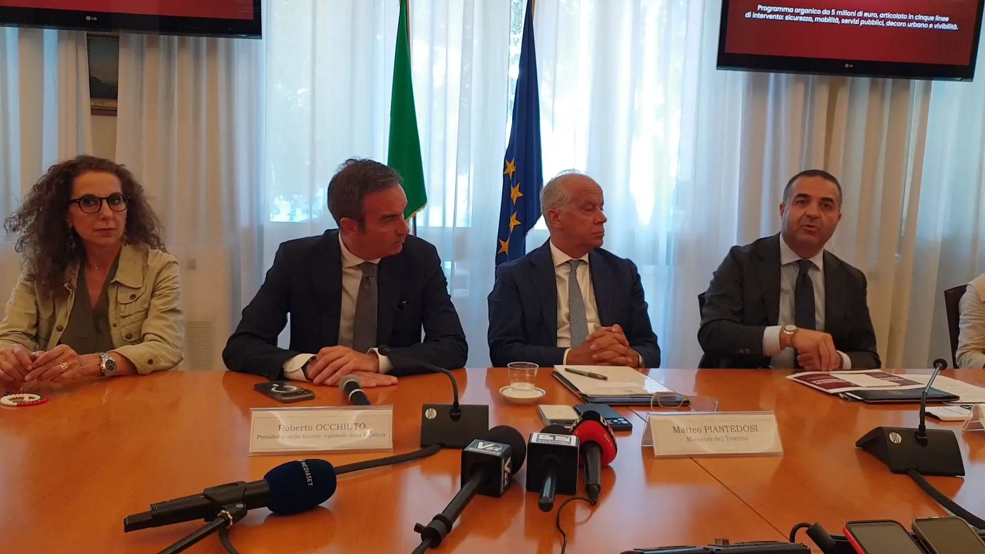 Arghillà, Piantedosi annuncia piano da 5 milioni per la periferia di Reggio Calabria: strade, scuola, sicurezza e bonifiche\n