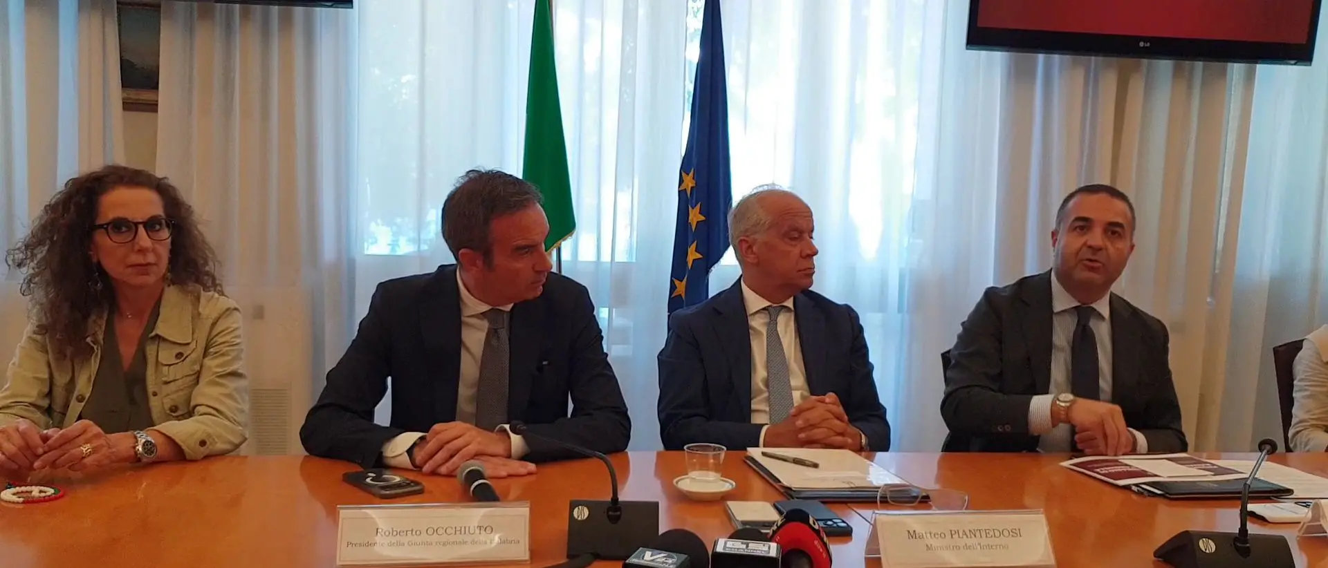 Arghillà, Piantedosi annuncia piano da 5 milioni per la periferia di Reggio Calabria: strade, scuola, sicurezza e bonifiche\n