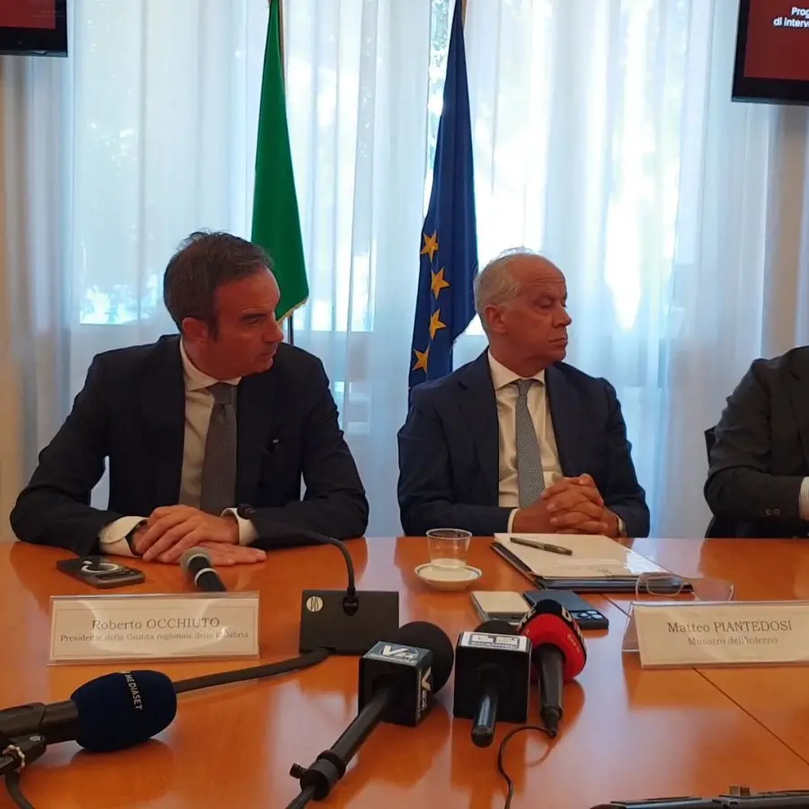 <p>Sicurezza, strade, scuola e bonifiche, Piantedosi a Reggio per il Piano per Arghillà: 5 milioni per le periferie</p>