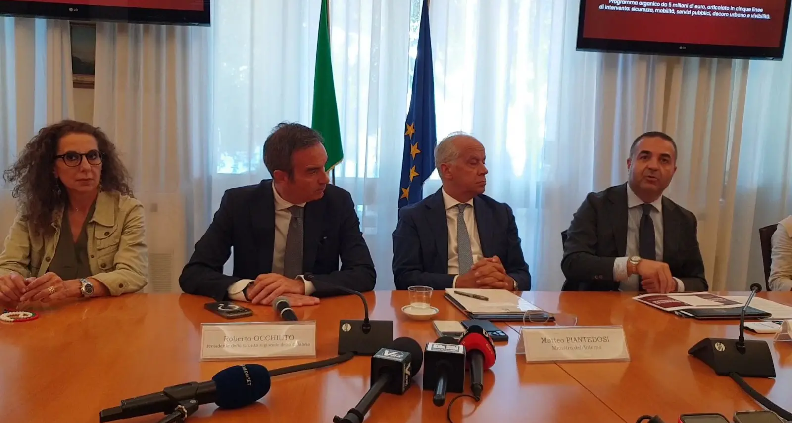<p>Sicurezza, strade, scuola e bonifiche, Piantedosi a Reggio per il Piano per Arghillà: <span style=\"color:hsl(0, 75%, 60%);\">5 milioni per le periferie</span></p>