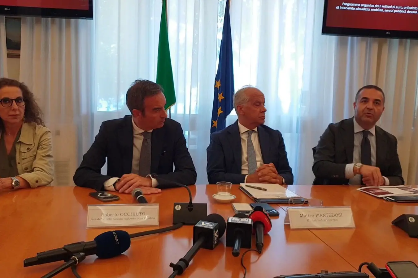 <p>Sicurezza, strade, scuola e bonifiche, Piantedosi a Reggio per il Piano per Arghillà: 5 milioni per le periferie</p>