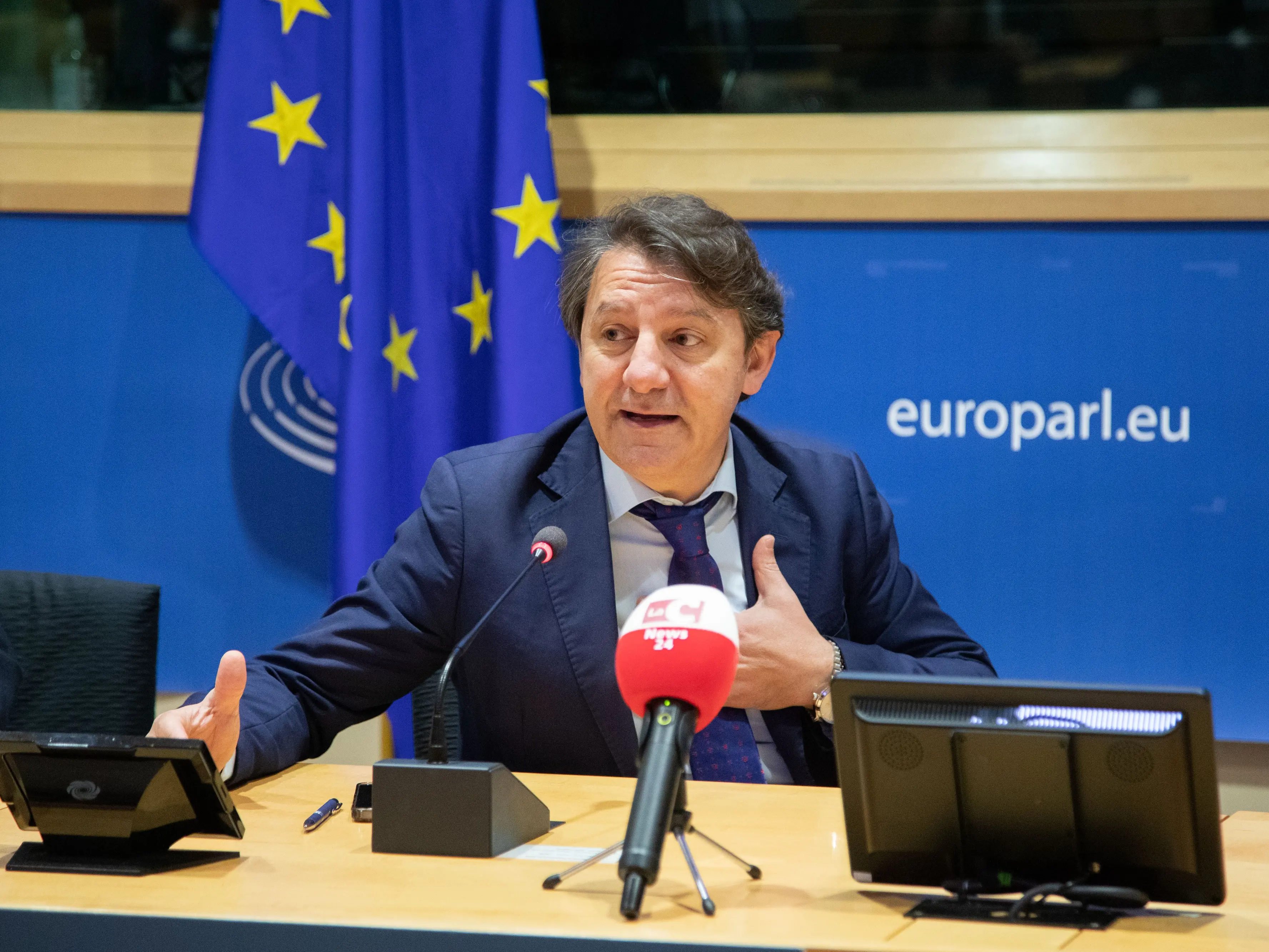 Bollo auto, Bruno e Scutellà: «Il Governo scopre oggi la proposta di Tridico, derisa come populista da Occhiuto e Meloni»