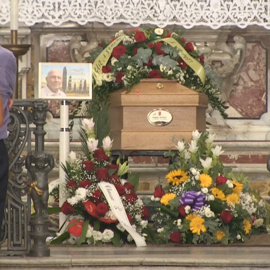 <p>Vibo piange il suo professore: colleghi ed ex studenti per i funerali di Totò Reggio, ferito a morte dalla sua badante</p>
