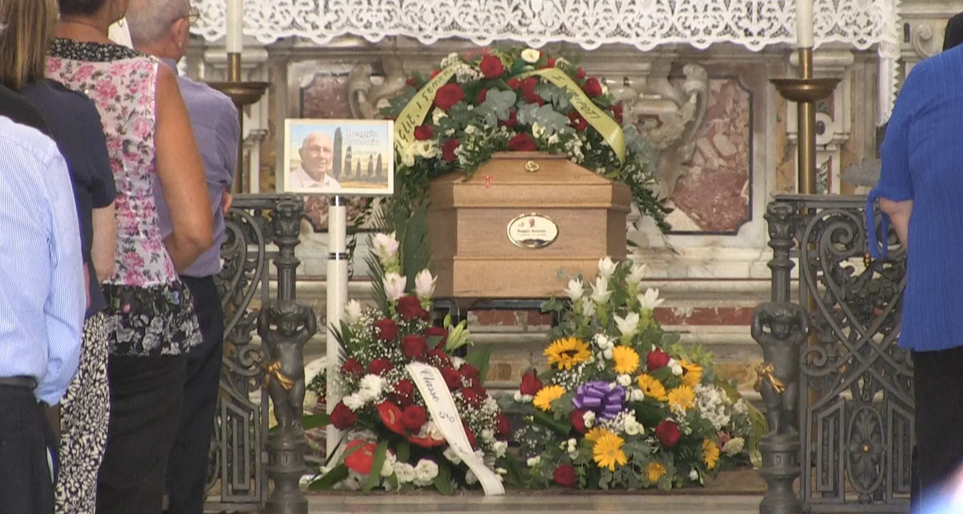 L’ultimo saluto a Totò Reggio, Vibo piange il suo professore: colleghi, ex studenti e il sindaco per i funerali\u00A0dell’87enne ferito a morte dalla sua badante\n