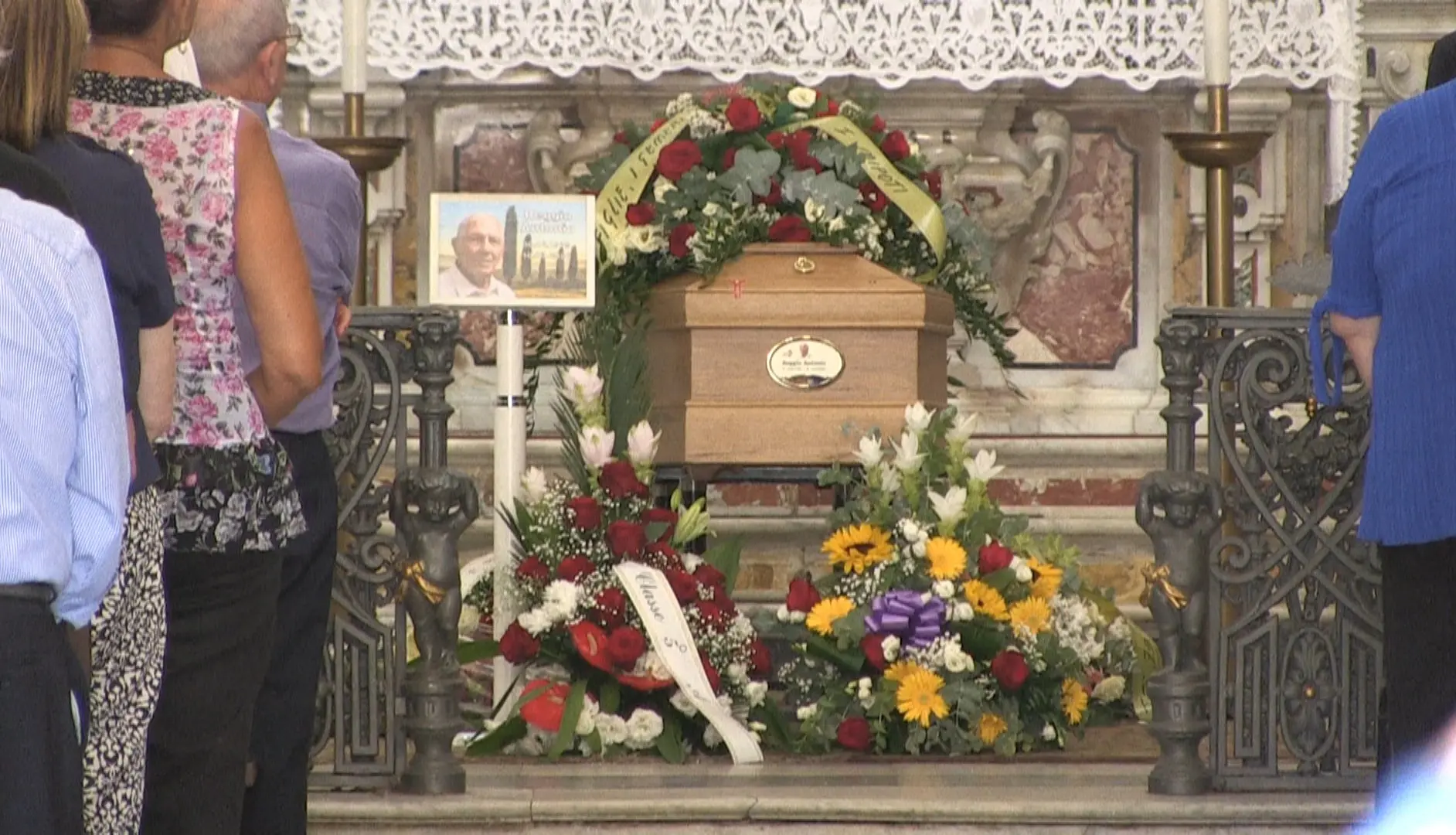 L’ultimo saluto a Totò Reggio, Vibo piange il suo professore: colleghi ed\u00A0ex studenti per i funerali\u00A0dell’87enne ferito a morte dalla sua badante\n