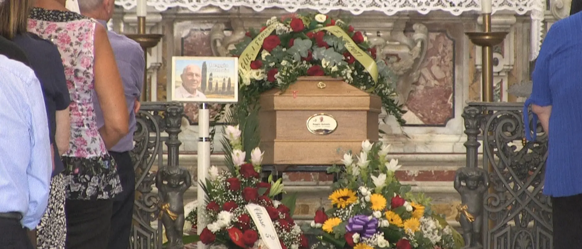 L’ultimo saluto a Totò Reggio, Vibo piange il suo professore: colleghi ed\u00A0ex studenti per i funerali\u00A0dell’87enne ferito a morte dalla sua badante\n