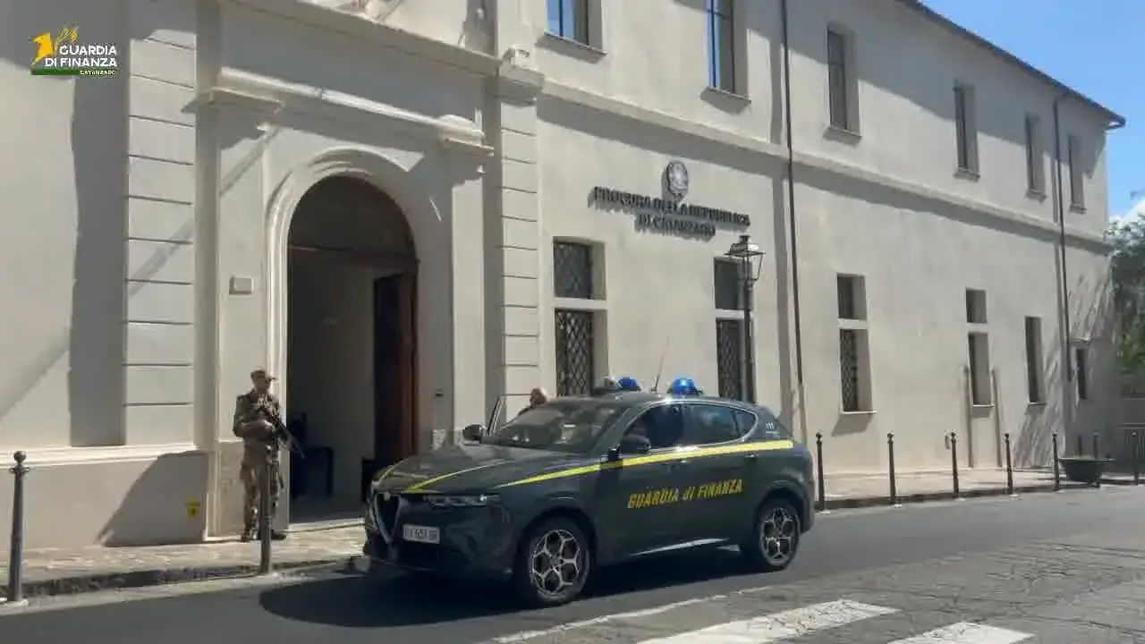 <p>Catanzaro, visite private non dichiarate e fatture “schermo” per 175mila euro:<span style=\"color:hsl(0, 75%, 60%);\"> dieci medici nel mirino della Procura</span> – NOMI</p>