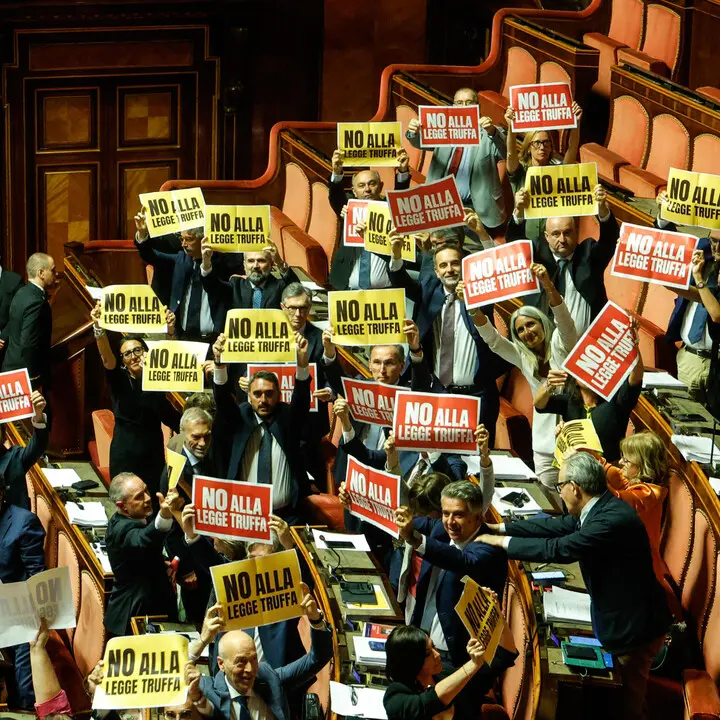 <p>Dal 50% del 1953 al 42% di oggi: così cambia il premio di maggioranza, il confronto tra due “leggi truffa”</p>