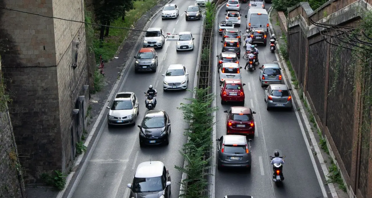 Stop al bollo auto e moto (nel 2027): il Governo azzera la tassa sui veicoli fino a 80 kW: ecco quali sono\n