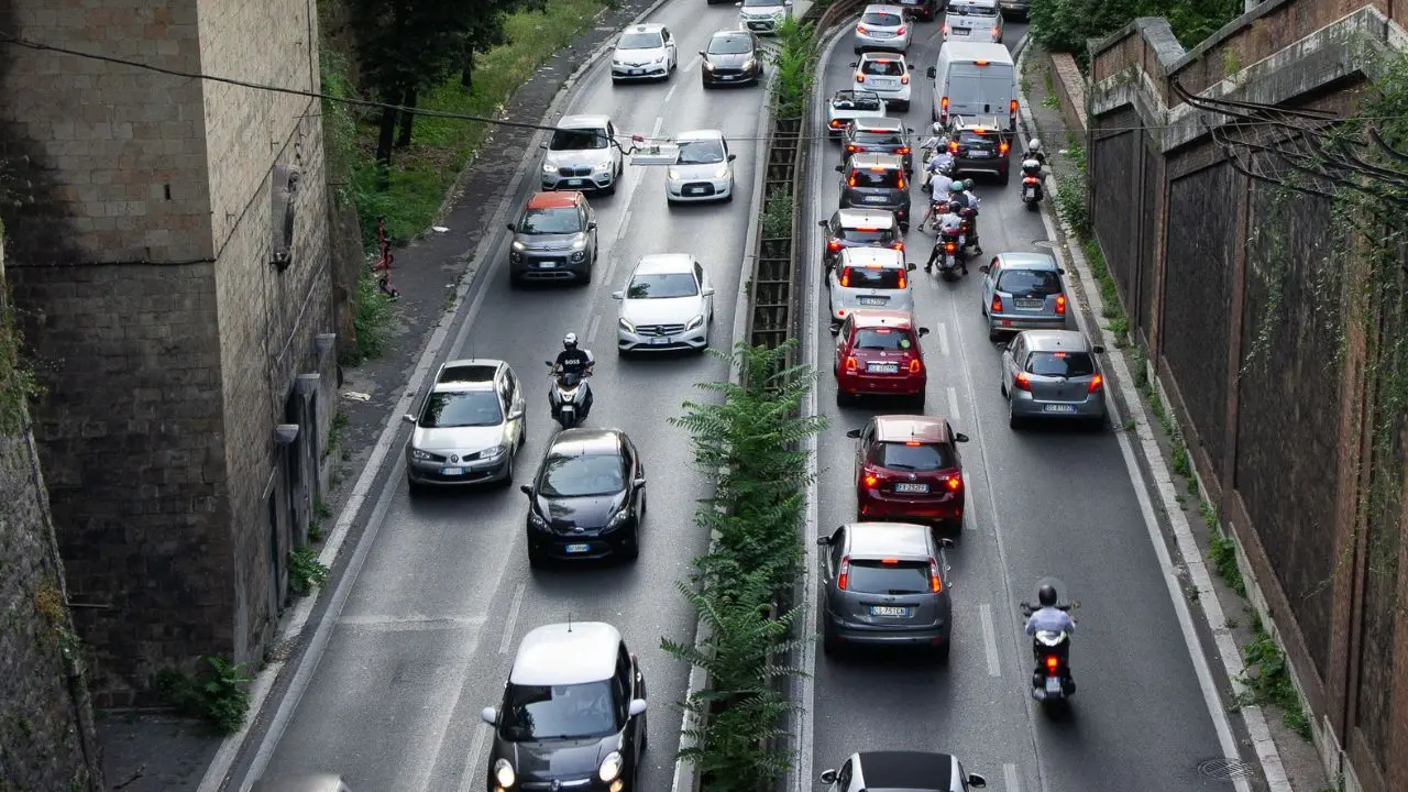 Stop al bollo auto e moto (nel 2027): il Governo azzera la tassa sui veicoli fino a 80 kW: ecco quali sono\n