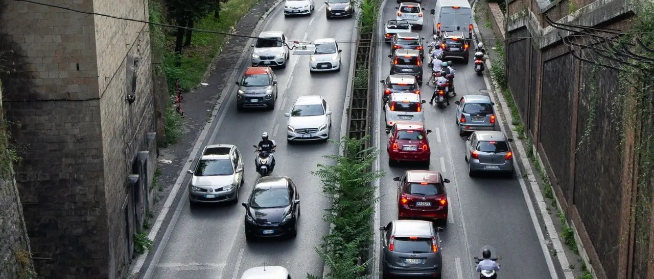 Stop al bollo auto e moto (nel 2027): il Governo azzera la tassa sui veicoli fino a 80 kW: ecco quali sono\n