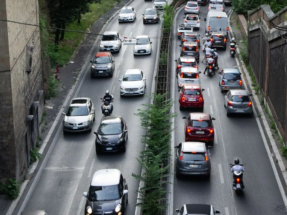 Stop al bollo auto e moto (nel 2027): il Governo azzera la tassa sui veicoli fino a 80 kW: ecco quali sono