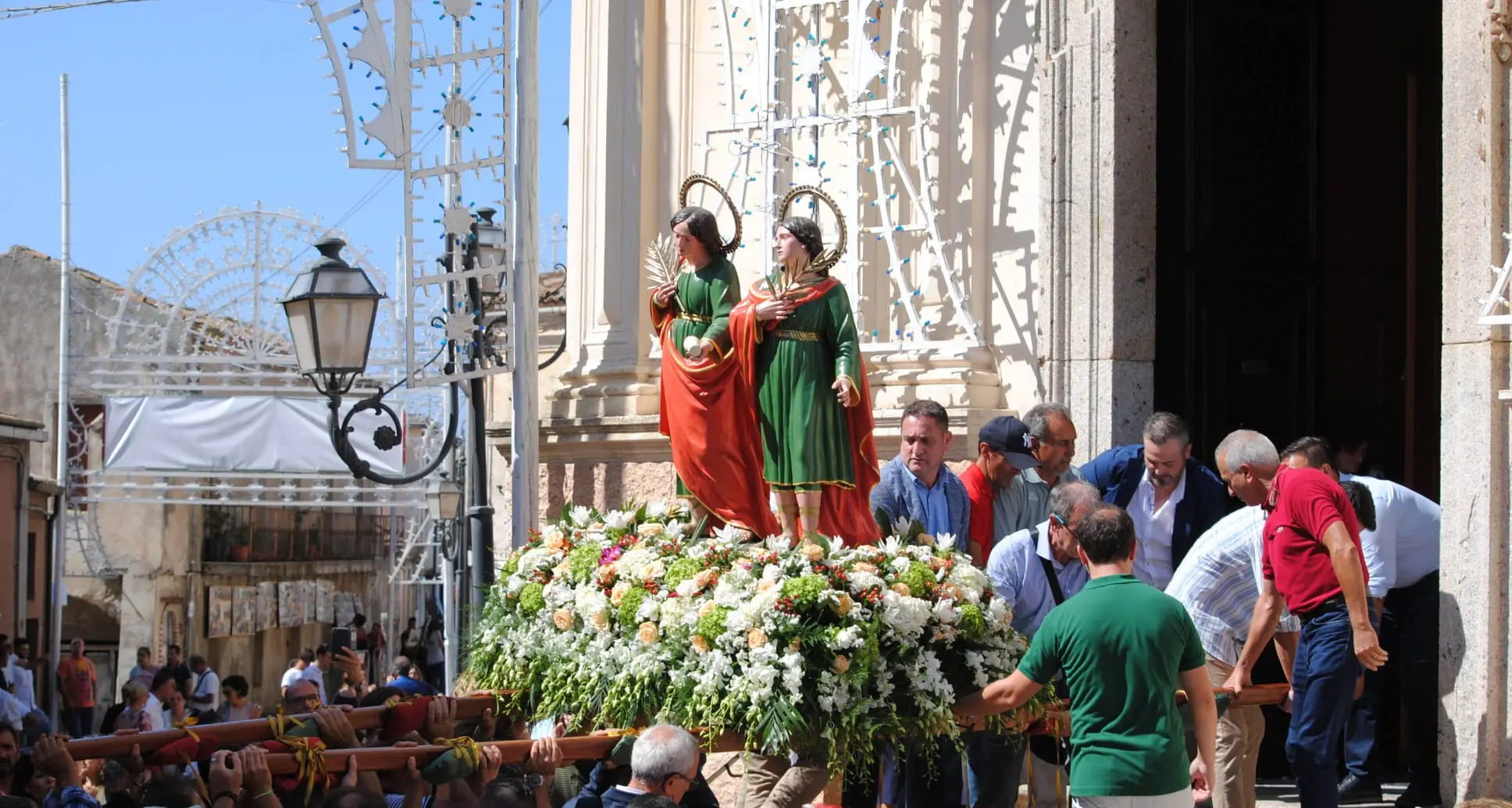 <p>Brattirò si prepara alla grande <span style=\"color:hsl(0, 75%, 60%);\">Festa dei Santi Medici</span>: tre giorni di fede e tradizione con la fiera che vanta tre secoli di storia</p>