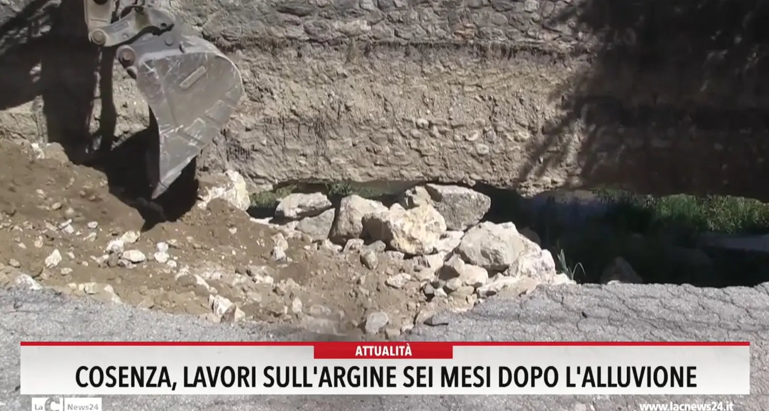 Cosenza, lavori sull'argine sei mesi dopo l'alluvione
