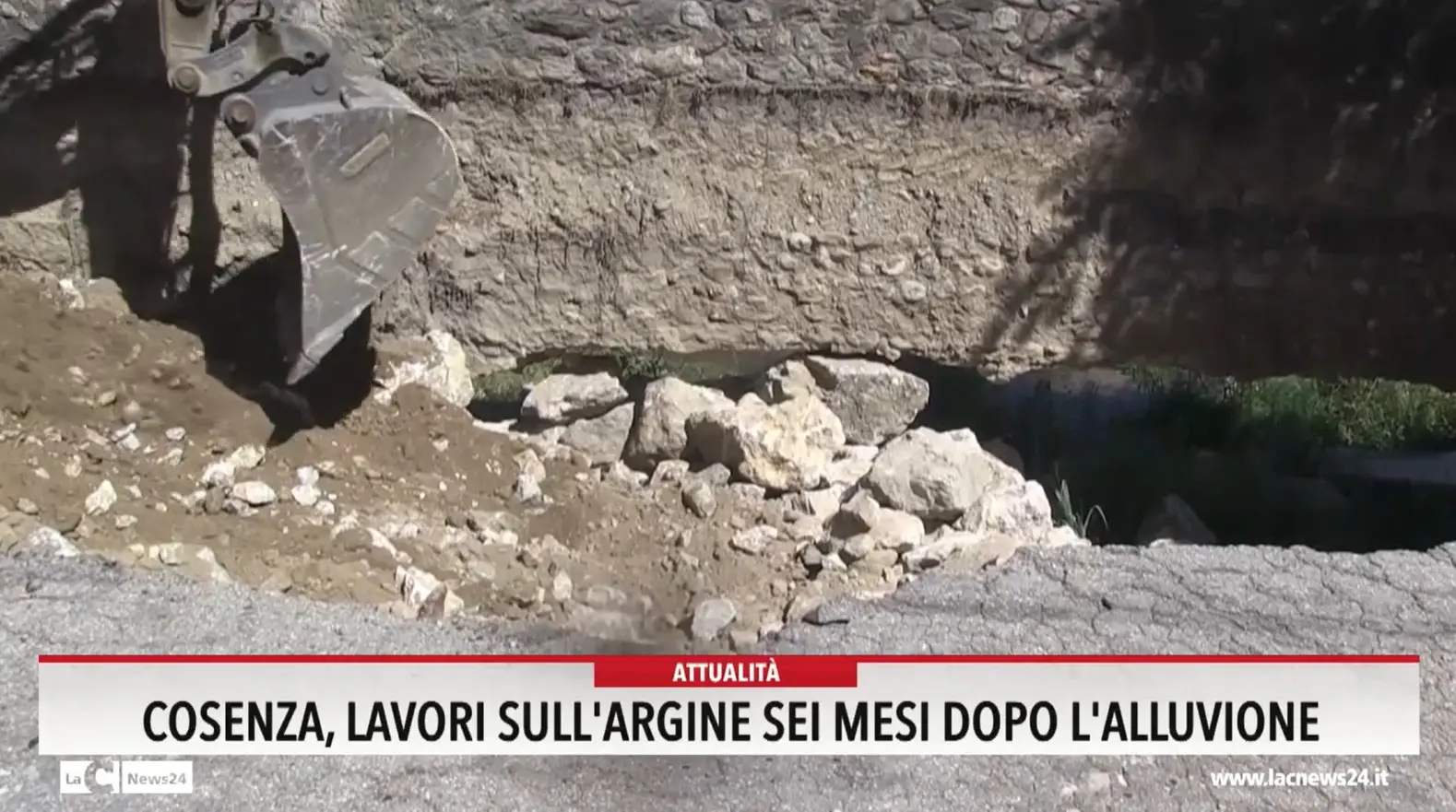 Cosenza, lavori sull'argine sei mesi dopo l'alluvione
