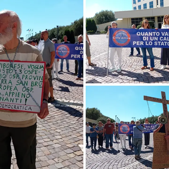 <p>Croce in spalla e catene, la protesta dei comitati vibonesi arriva alla Cittadella: «Vogliamo una sanità dignitosa»</p>