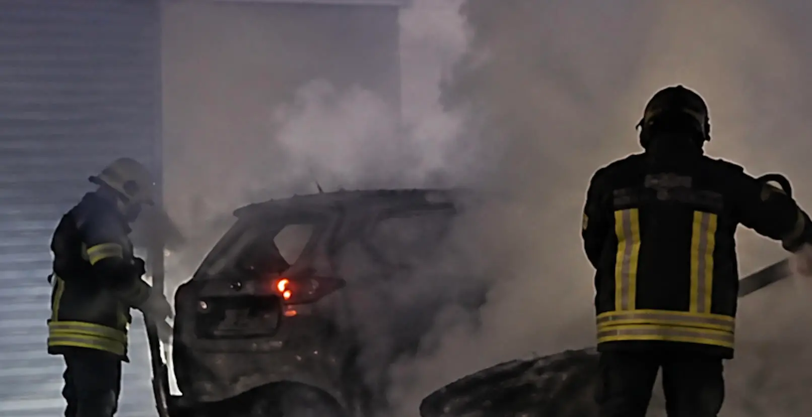 Corigliano-Rossano, incendio nella notte: distrutte due auto in via della Stampa\n