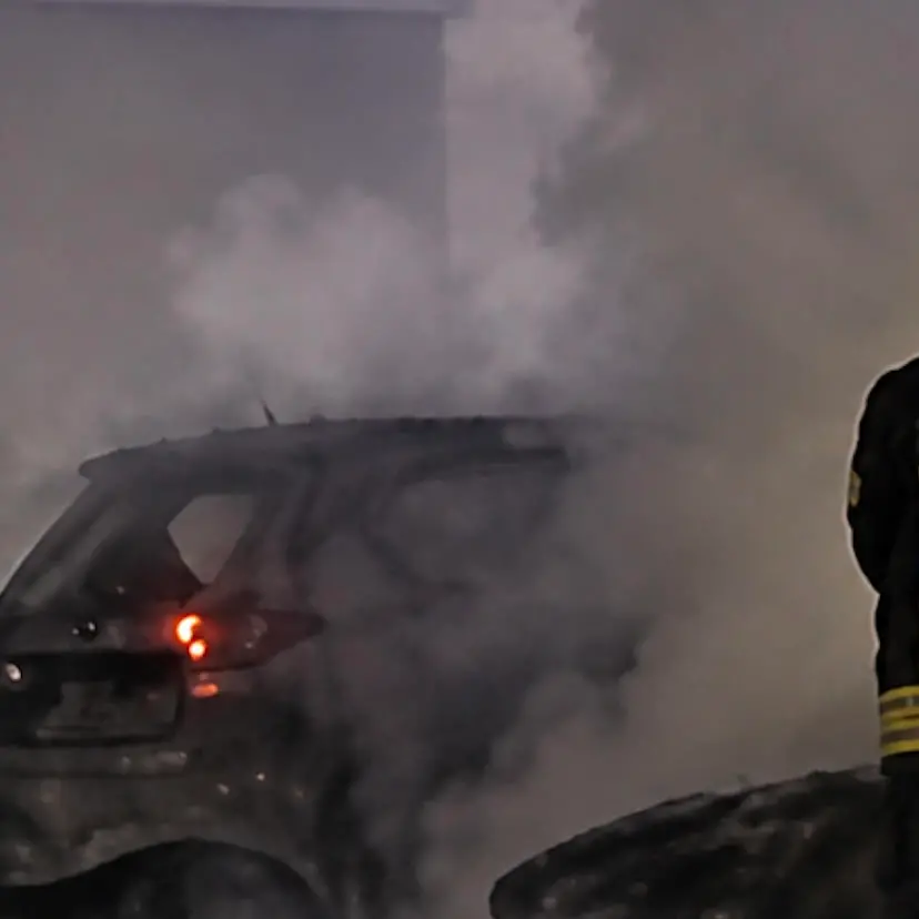 Corigliano-Rossano, incendio nella notte nell’area dello Scalo distrugge due auto: non si esclude la pista dolosa