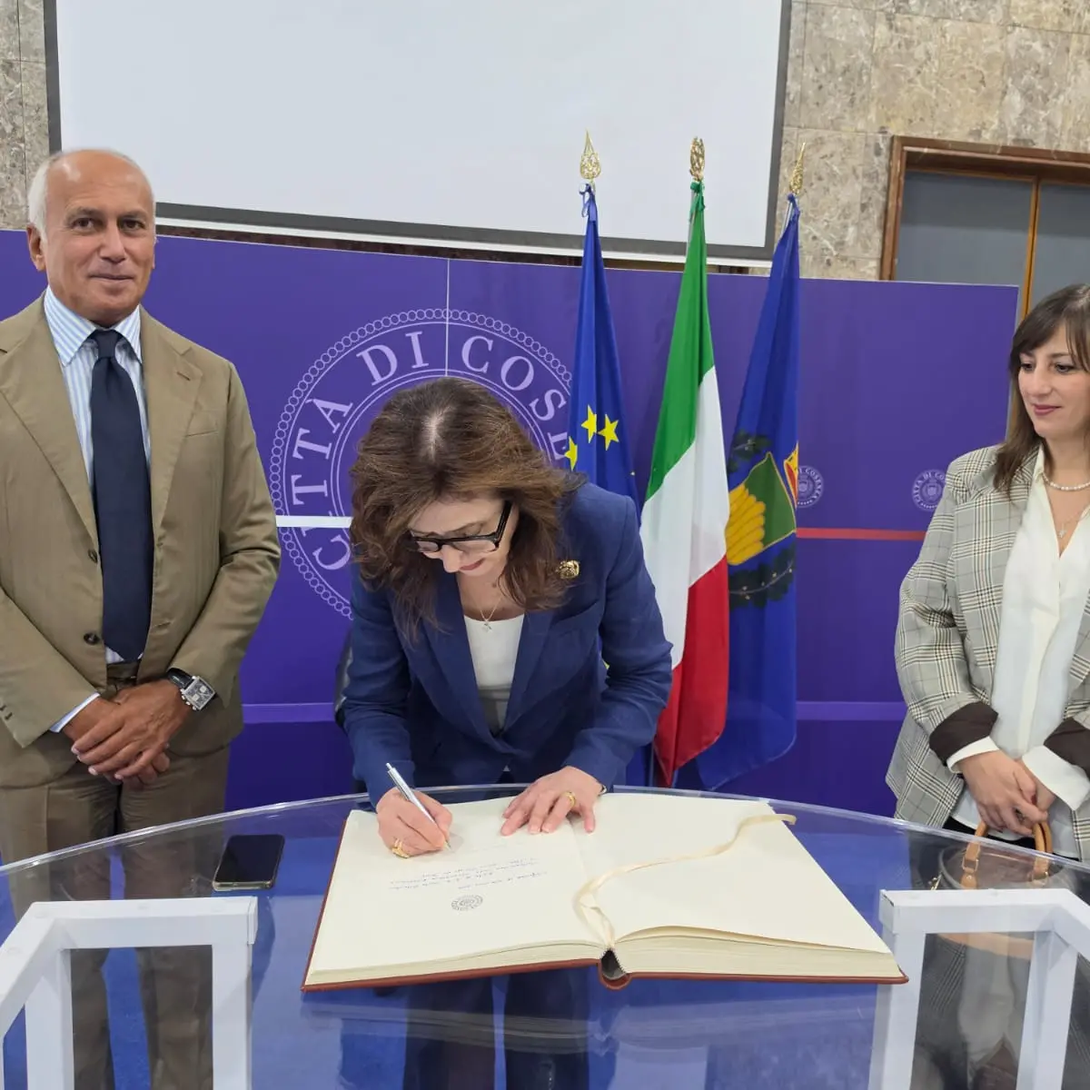 Si rinsalda il rapporto tra Cosenza e l’Albania: l’ambasciatrice Anila Bitri Lani ricevuta a Palazzo dei Bruzi