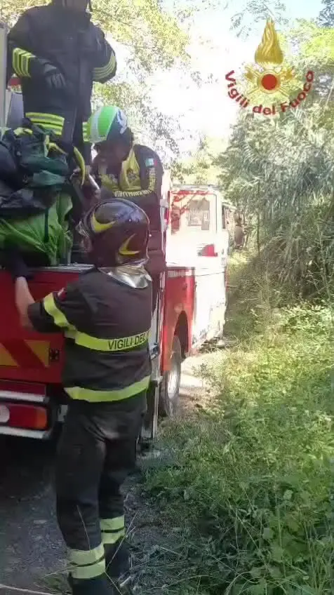 Recuperato un parapendista rimasto incastrato sulla cima di un albero