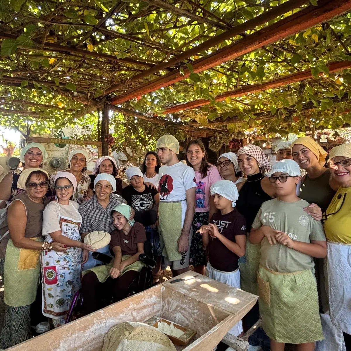 A Zungri l’inclusione passa dalle tradizioni: i ragazzi di “Estate per tutti” riscoprono la magia del pane fatto in casa\n