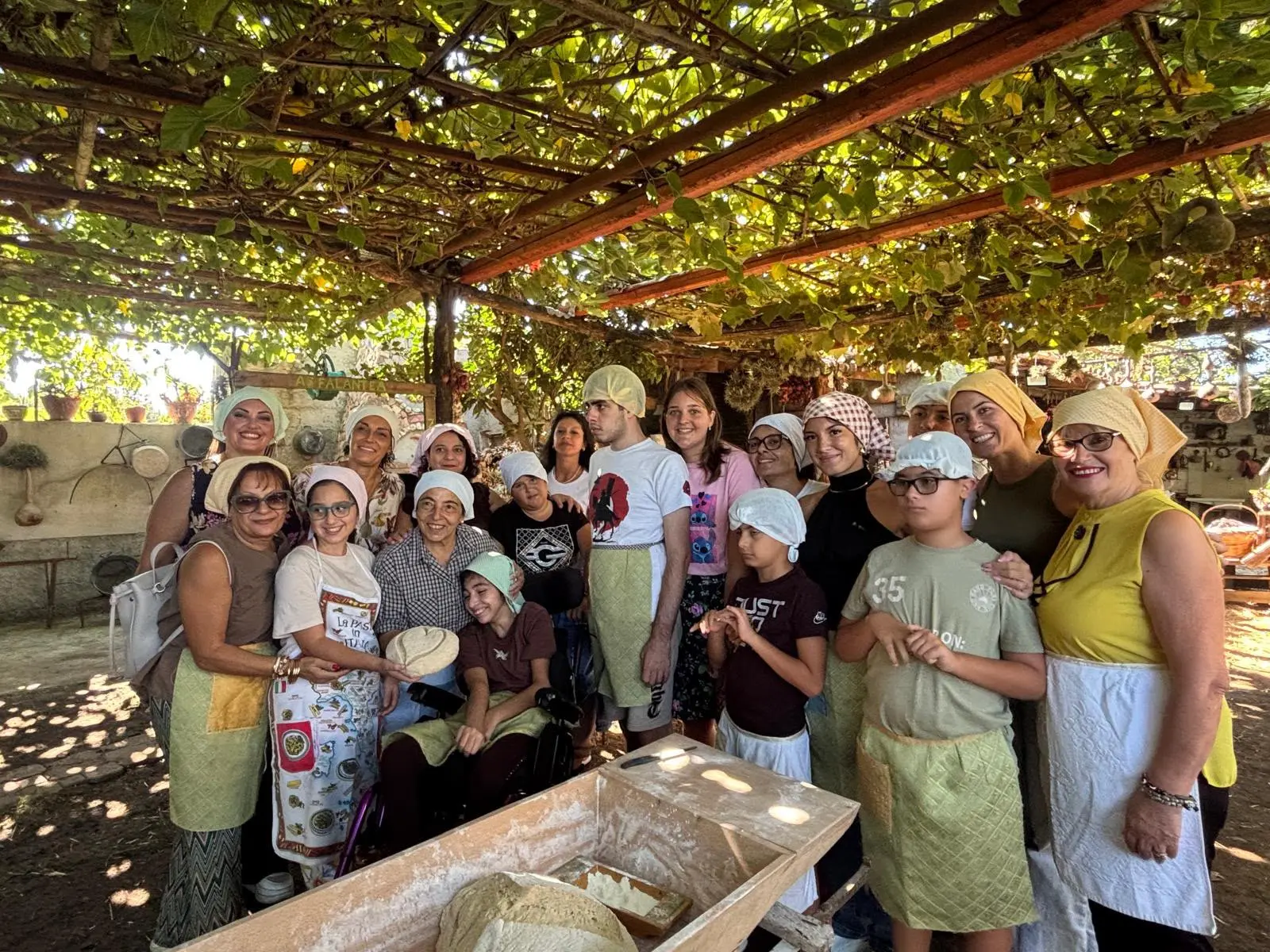 A Zungri l’inclusione passa dalle tradizioni: i ragazzi di “Estate per tutti” riscoprono la magia del pane fatto in casa\n
