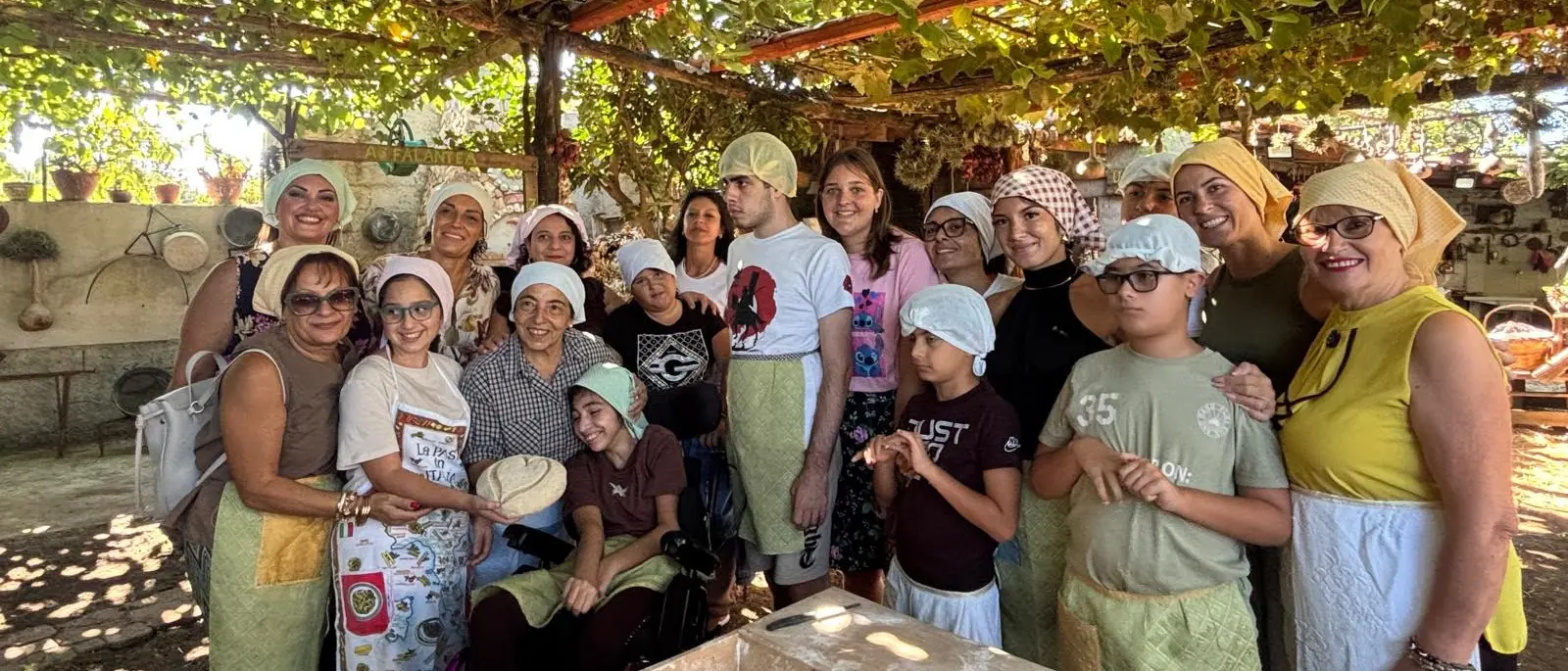 A Zungri l’inclusione passa dalle tradizioni: i ragazzi di “Estate per tutti” riscoprono la magia del pane fatto in casa\n