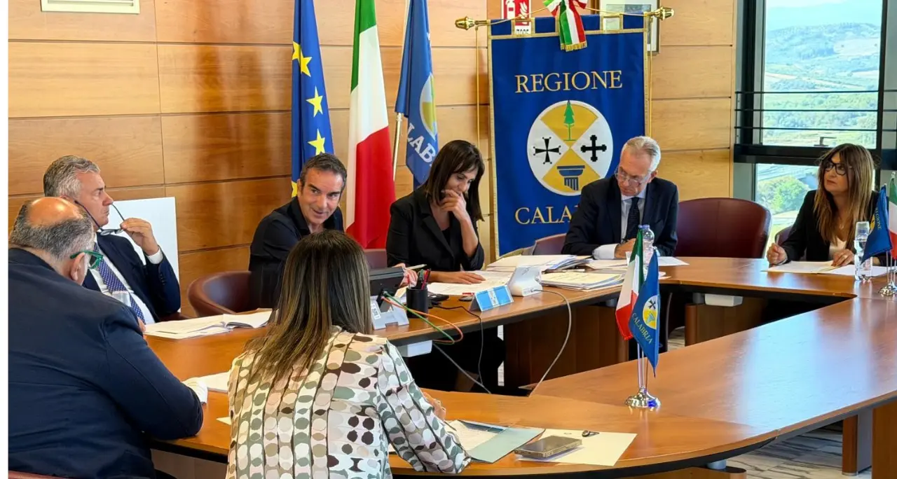 Confini tra Zambrone e Zaccanopoli, la Giunta regionale dà il via all’iter per il referendum: al voto le 13 famiglie di contrada Cancino\n