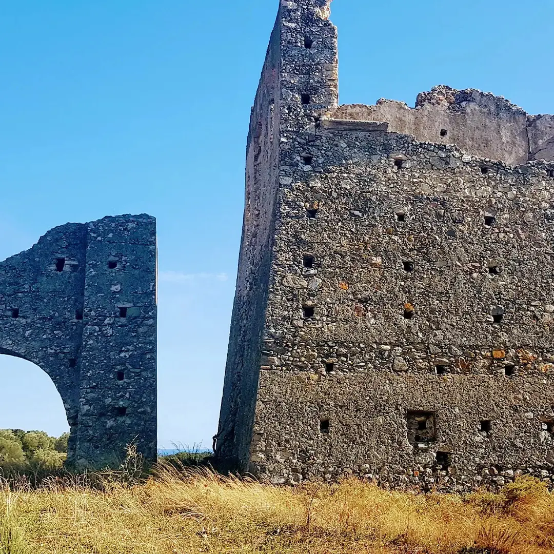 Torre Cavallara: sentinella della costa e scrigno di storia mediterranea\n