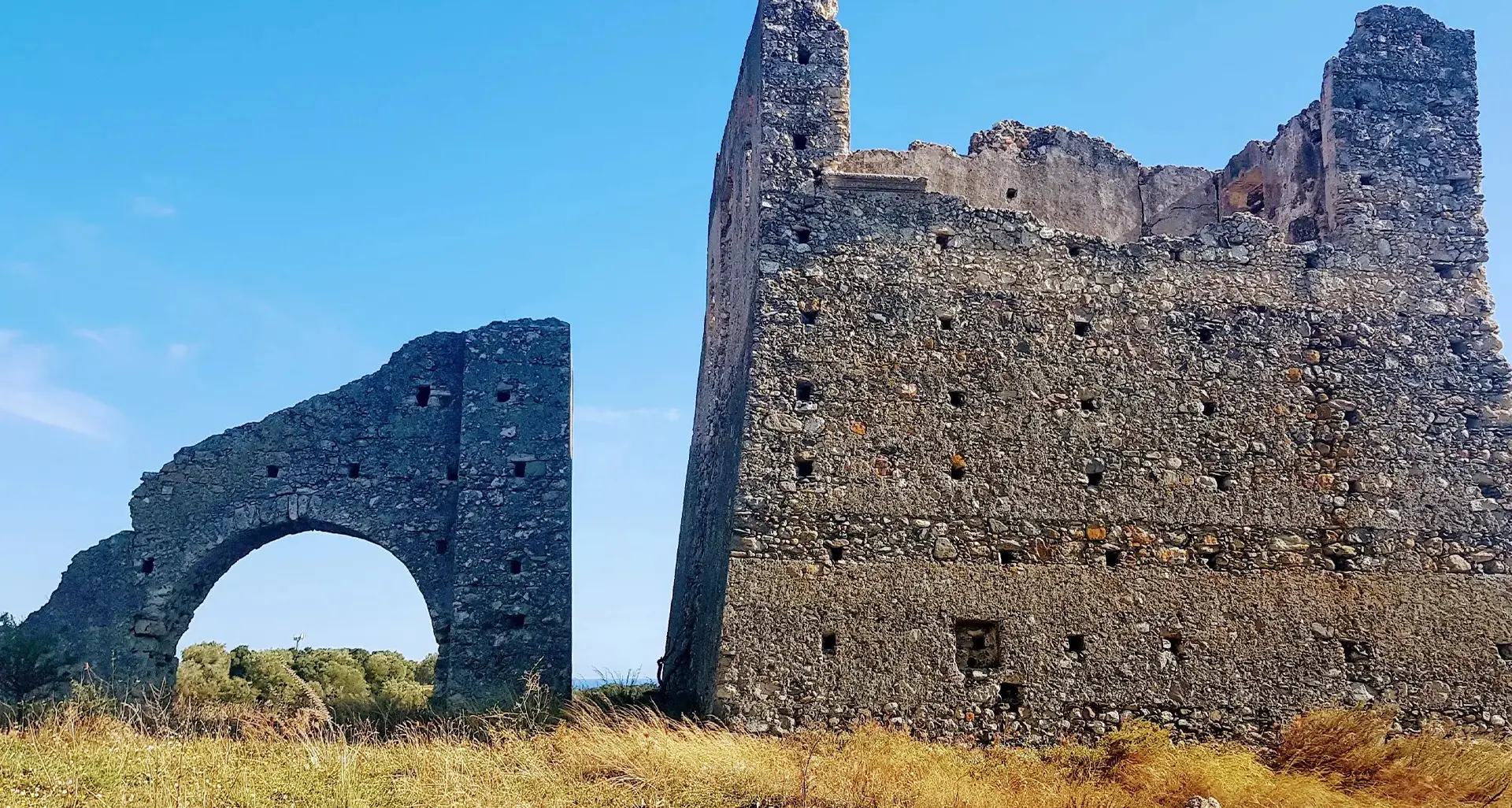 Torre Cavallara: sentinella della costa e scrigno di storia mediterranea\n